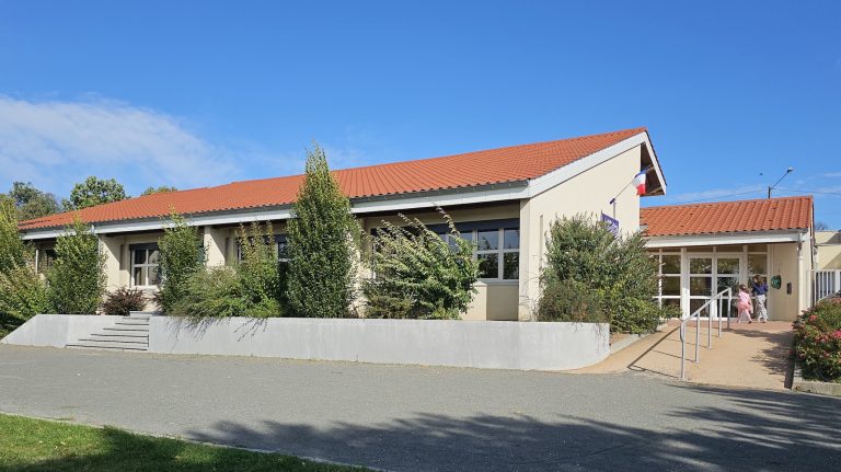 Rénovation de la salle des fêtes de Cuzieu (42) : une toiture résistante à la grêle pour un patrimoine préservé et durable