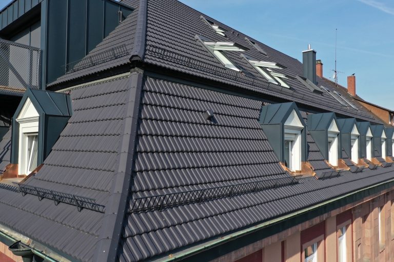 Rénovation de toiture : ERLUS propose deux tuiles en terre cuite adaptées aux chantiers contemporains et à la rénovation patrimoniale